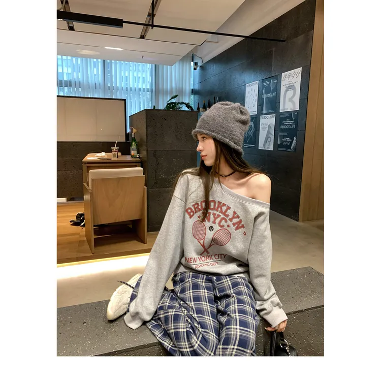 灰色美式复古慵懒卫衣女初秋新款印花设计感小众长袖斜肩上衣外穿