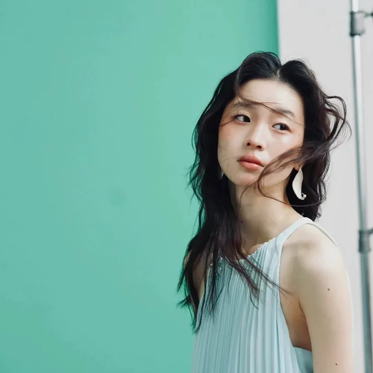 铜合金珐琅耳饰 乳白色珐琅卷叶造型小众设计风格清冷感轻奢耳环