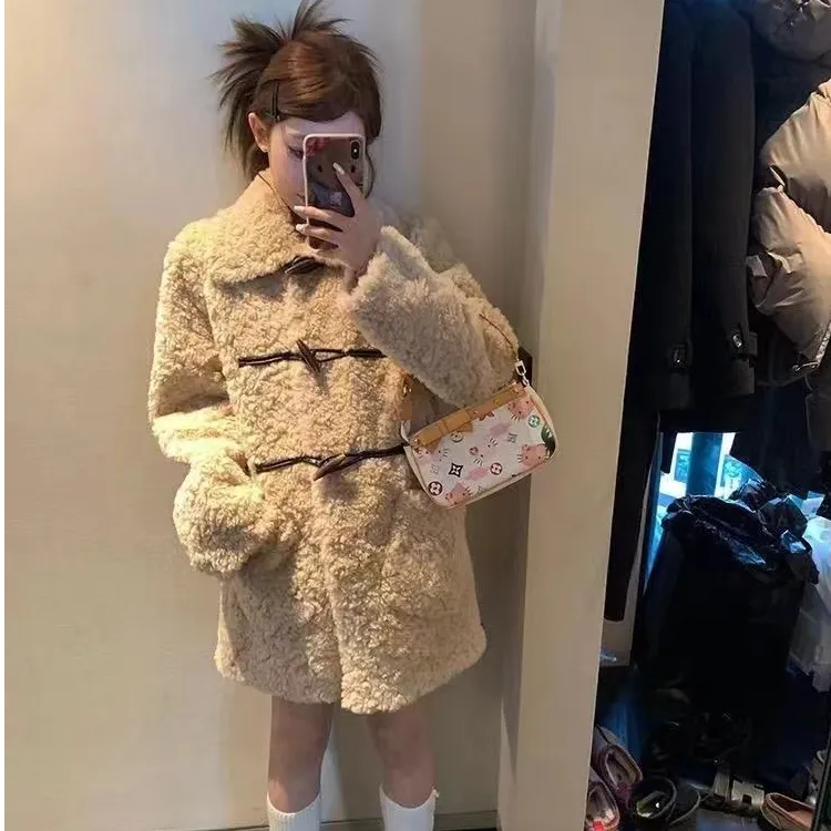 毛毛外套女新款秋冬女装大翻领牛角扣中长款黑色加厚皮毛一体大衣