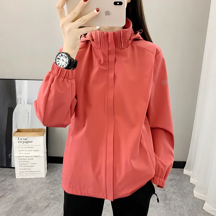户外新款软壳冲锋衣女春秋薄款运动休闲防风防水透气登山连帽外套