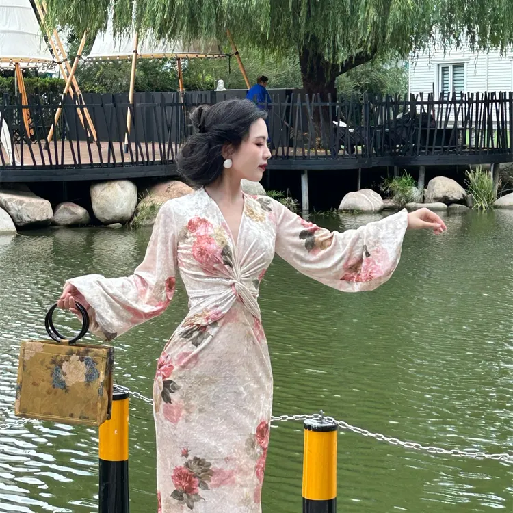 LHMknk1画报夫人原创自制v领扭折鱼尾新中式丝绒连衣裙 绝杀花