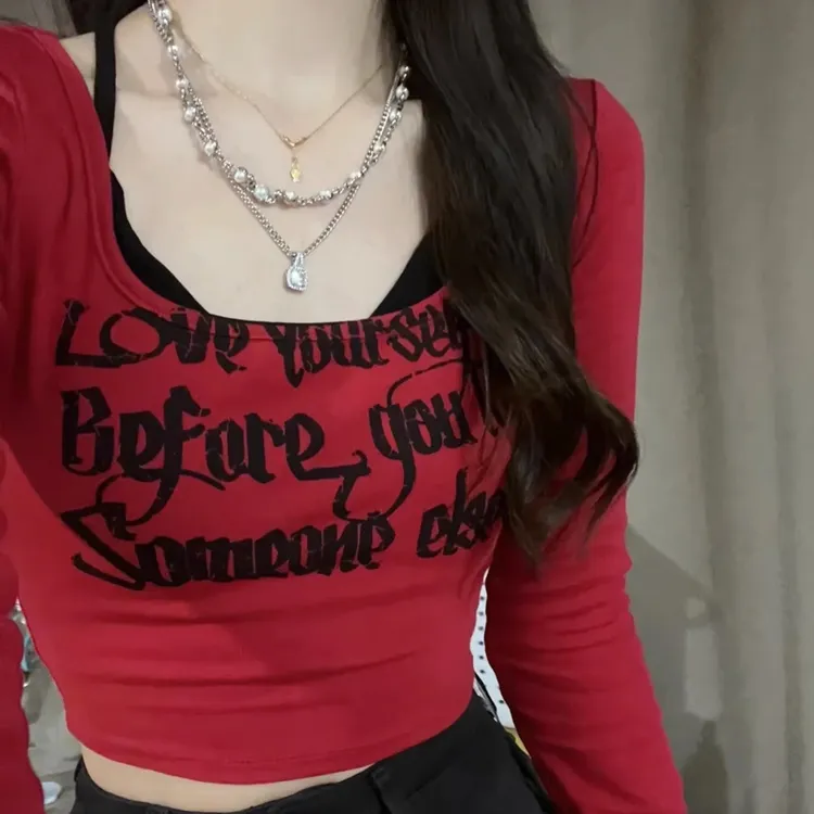 别致独特红色U领打底上衣女超好看短款设计感chic甜辣妹两件套装