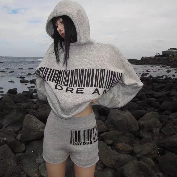 连帽灰色套装毛衣女春秋新款松紧腰短裤条形码两件套外穿洋气潮女