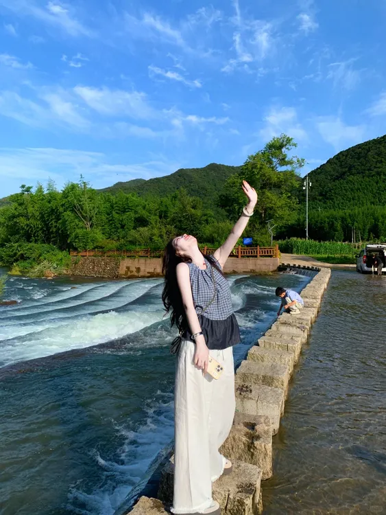 2025夏季新款韩系穿搭高级感格子拼接无袖上衣搭配休闲裤两件