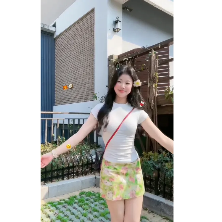 纯欲海边度假风彩色植物印花包臀短裙女夏季白色短袖T恤两件套