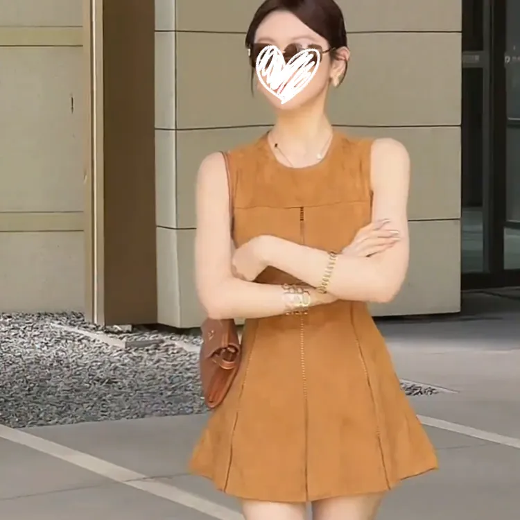 法式咖色圆领无袖连衣裙女2025夏季新款高级感气质修身绝美A字裙