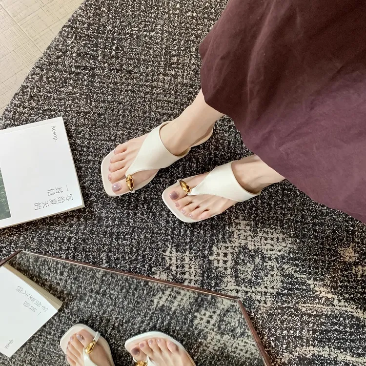 【Rm】老钱风~新款时髦金属套趾方头百搭小低跟外穿人字凉拖鞋女夏