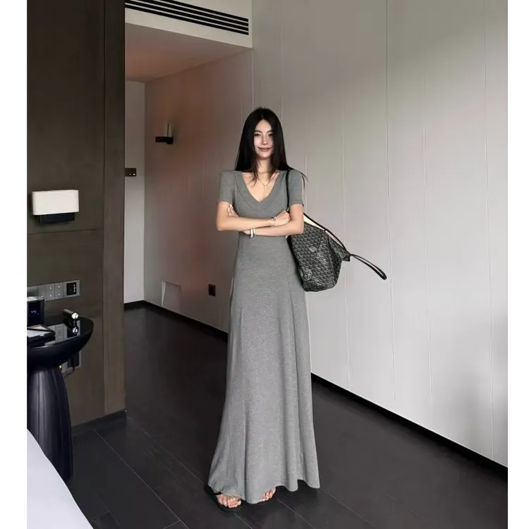 春夏新款慵懒风高级感气质修身V领短袖高弹力连衣裙女显瘦a字长裙