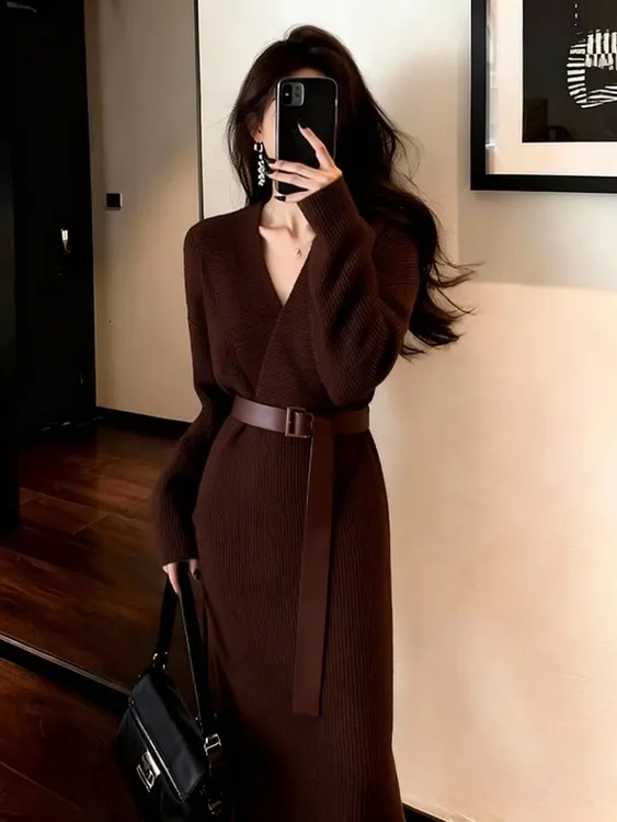 韩系秋冬特别漂亮掐腰小裙子气质高级感轻熟棕色V领针织连衣裙女