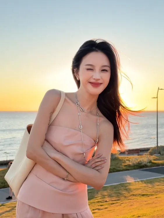 2025夏季新款甜美蜜桃粉色褶皱修身抹胸气质上衣松紧腰阔腿裤套装