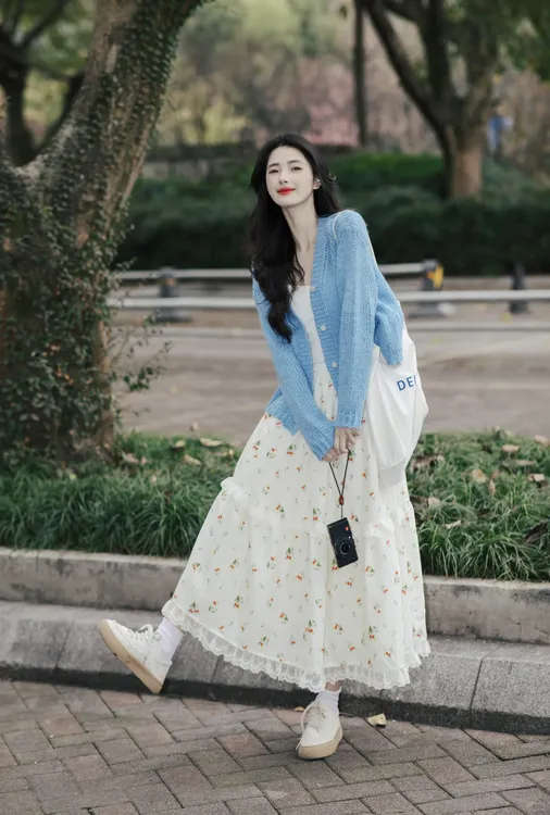 2025春季一整套女韩系穿搭温柔风蓝色针织开衫搭配碎花半身裙套装