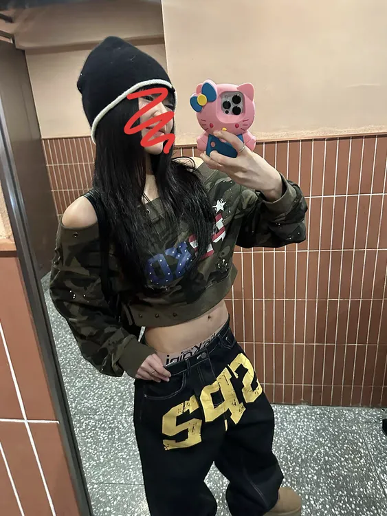 花生酱 美式复古一字领迷彩露肩长袖辣妹修身显瘦早秋短款卫衣