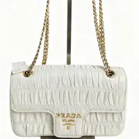 99新 Prada/普拉达 思斯专属 普拉达白金皱皮链条包 THWY565