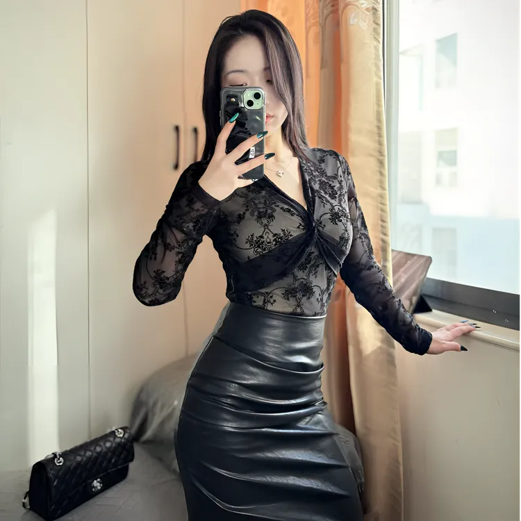 辣妹扭结v领蕾丝打底衫女内搭洋气春季法式掐腰紧身低领网纱上衣
