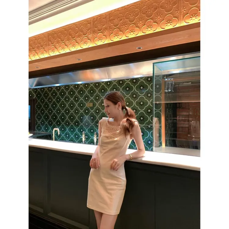 Mollyeeee小心思 甜而不腻 奶茶杏色蕾丝拼接 修身显瘦无袖连衣裙