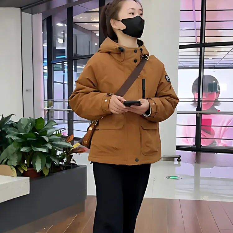 加绒连帽冲锋衣外套女2025冬季新款小个子时尚保暖工装派克服棉服