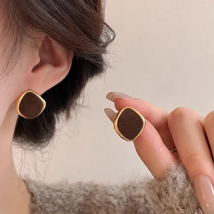 合金耳饰 咖色植绒耳环女2026新款高级感小众耳饰品轻奢百搭耳钉