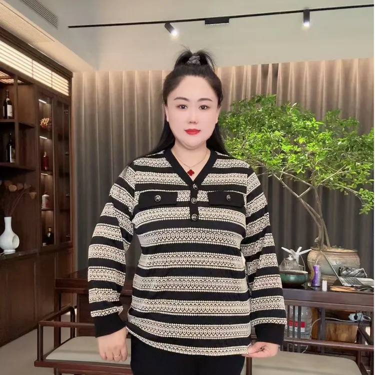 2025秋季新款时尚洋气潮流V领条纹长袖遮肉上衣