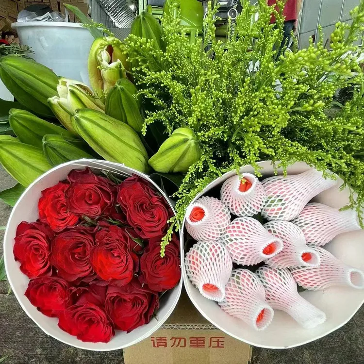 【爆款】红玫瑰10只+百合10个花苞+粉玫瑰10只+配草5只云南昆明鲜花