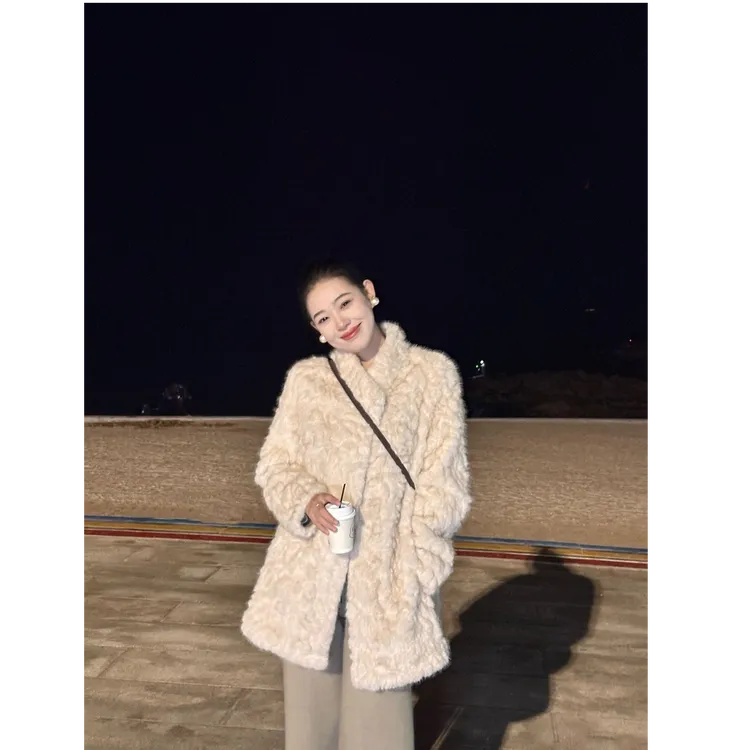 2025冬季新款中长款环保小湖羊韩系高级感立领保暖毛毛外套