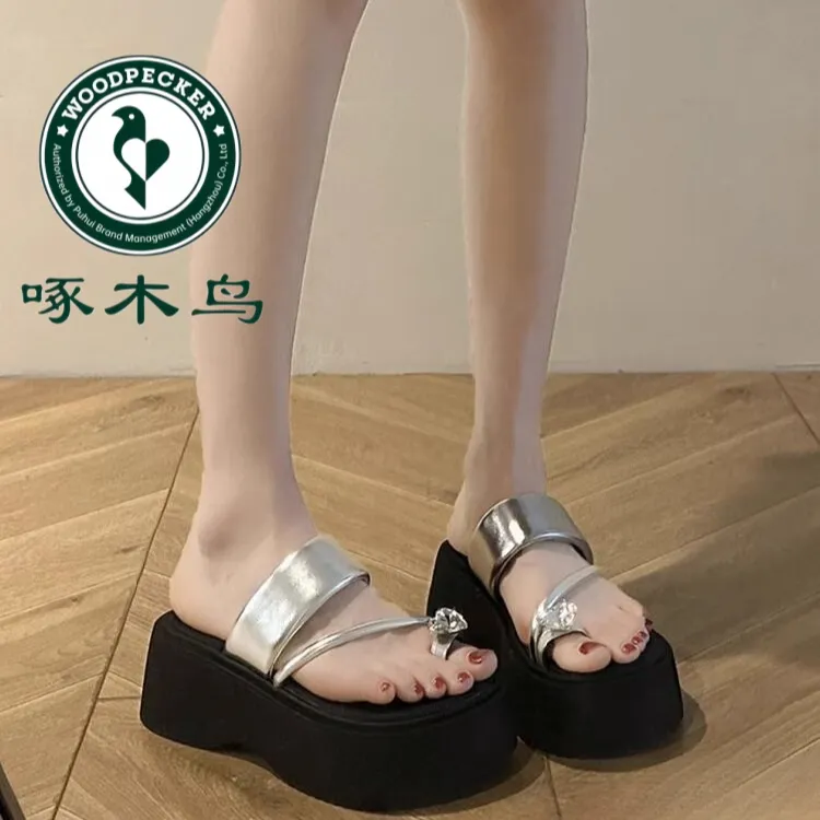 啄木鸟银色水钻套趾拖鞋女2025夏季新款小个子增高厚底海边沙滩鞋