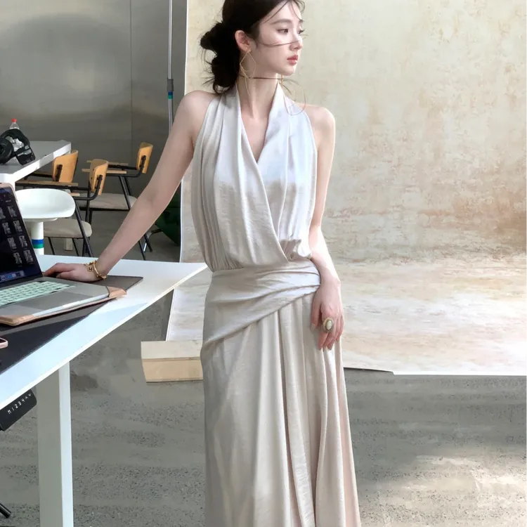 高级感缎面挂脖露背连衣裙女辣妹性感v领收腰设计感气质吊带长裙