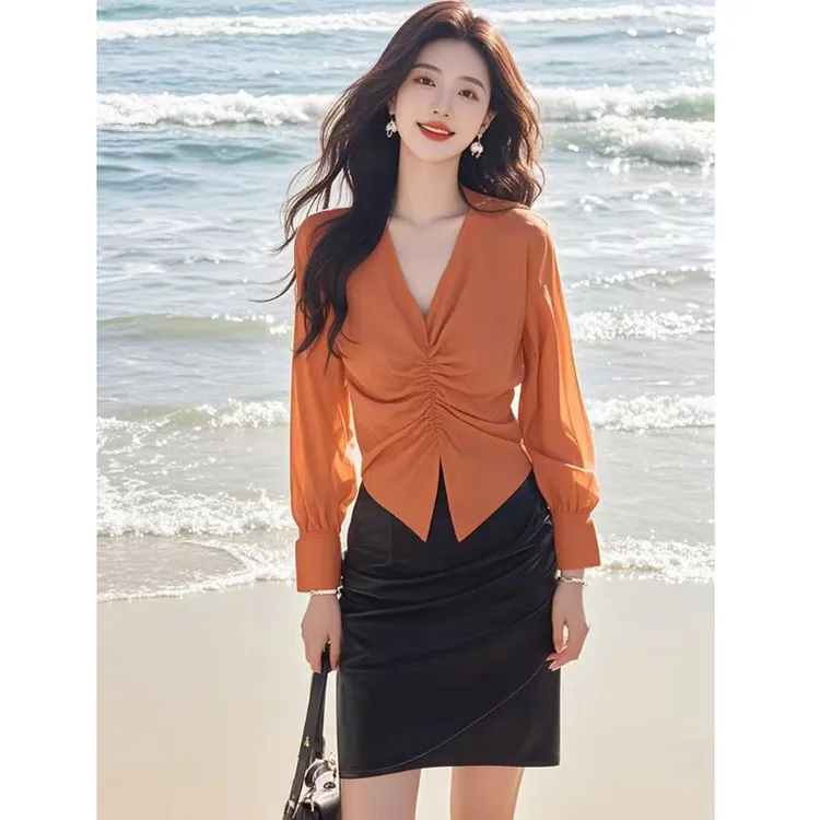 橘色V领抽褶衬衫2025超火春装独特法式绝美上衣衬衫半身裙两件套