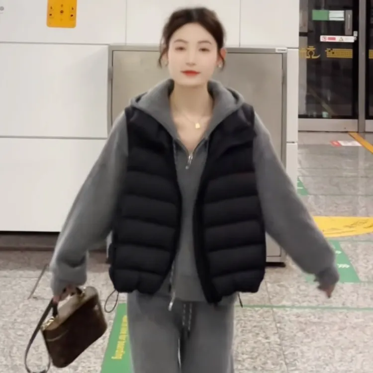 今年流行超好看立领白鸭绒时尚马甲女装2025秋冬休闲保暖背心外套