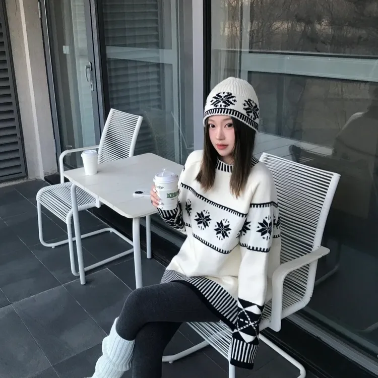 2025年提花圆领毛衣女秋冬季宽松慵懒北欧圣诞雪花套头针织衫上衣