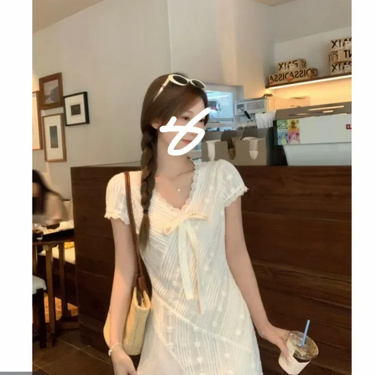 法式温柔风蕾丝拼接V领杏色连衣裙女2025夏新款甜美收腰长裙