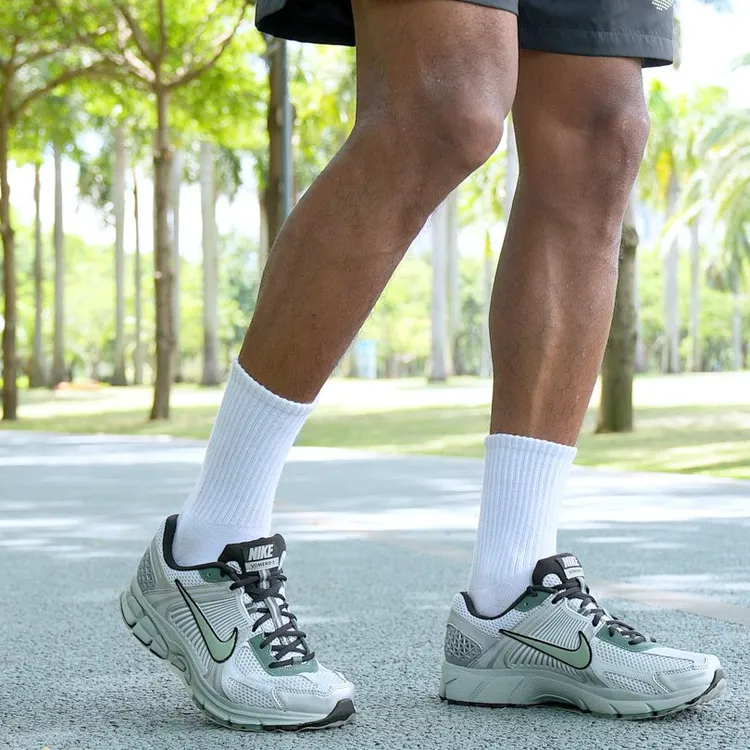 【商城】流光风nike耐克男鞋ZOOM VOMERO 5运动鞋跑步鞋IM3372-030