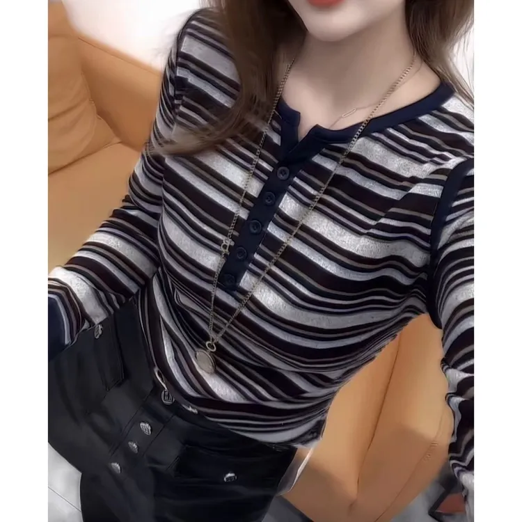 今年流行穿搭2025早秋新款温柔风圆领修身宽松型条纹毛针织衫上衣