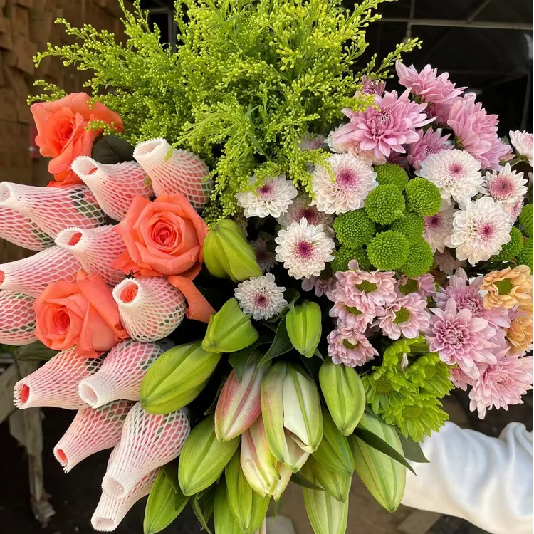 粉玫瑰10只+百合5朵+混色小雏菊5枝+配草5枝+送保鲜剂 云南鲜花