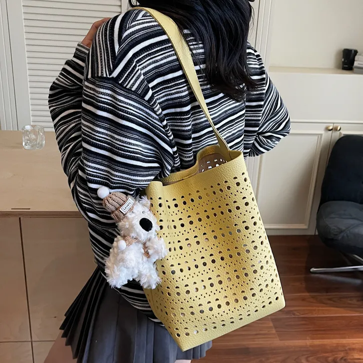 大容量镂空包包女2025新款小众设计单肩子母包休闲爆款水桶包5561