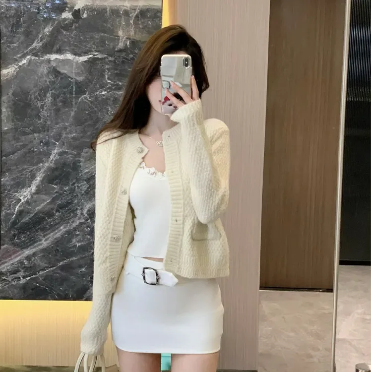 秋冬2025韩系新款复古时尚圆领单排扣洋气百搭针织开衫短款毛衣女