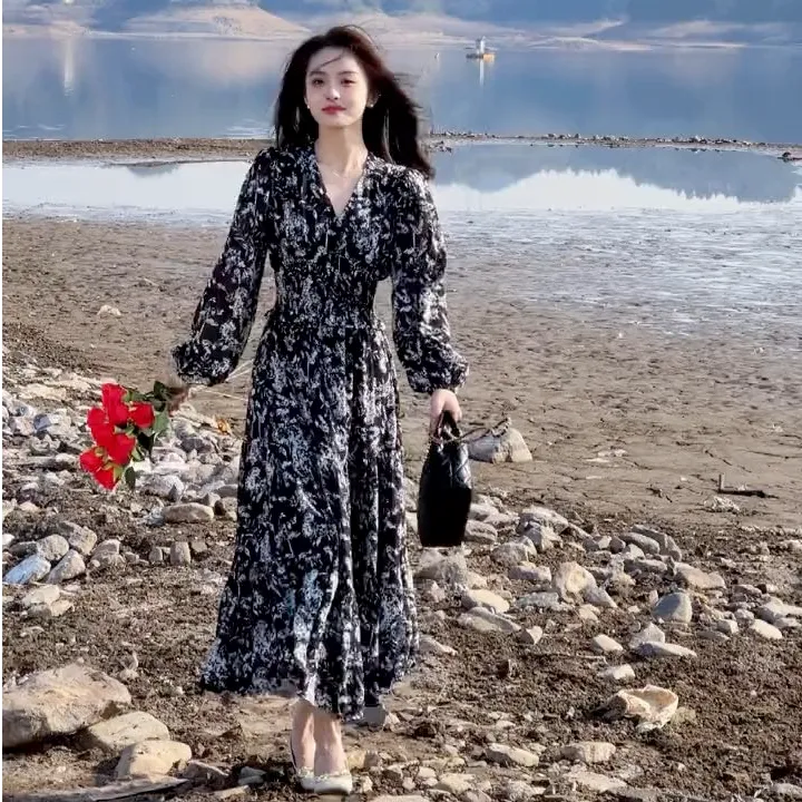 2025年春秋新款茶歇法式V领高级感长袖收腰黑色碎花连衣裙子女装