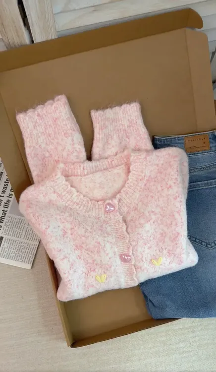 法式温柔风粉色爱心纽扣圆领针织开衫女宽松软糯毛衣外套秋季新款