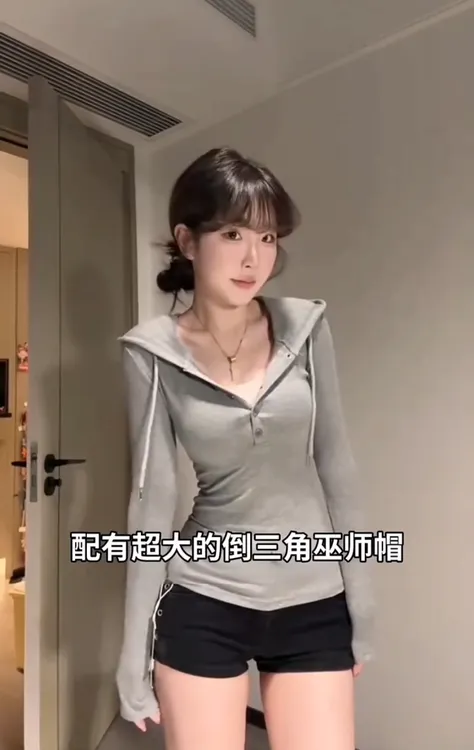 简约美式辣妹修身显身材连帽卫衣收腰内搭长袖上衣女2025百搭