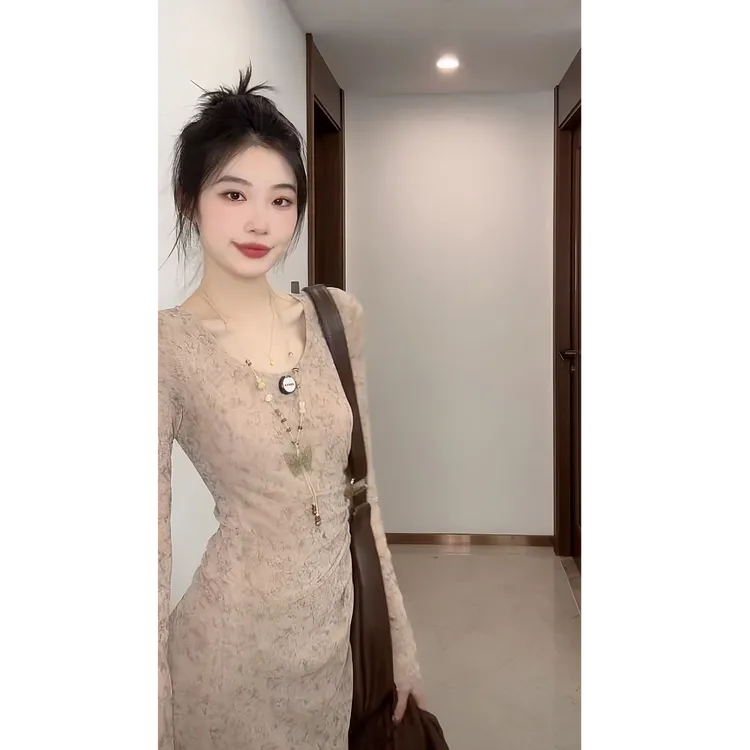 优秀的金蘑菇 早秋新款长袖扎染连衣裙极简风裙子修身复古长裙