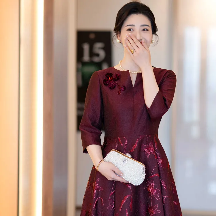 妈妈婚宴礼服酒红提花长款中袖收腰喜婆婆高贵婚礼连衣裙宴会