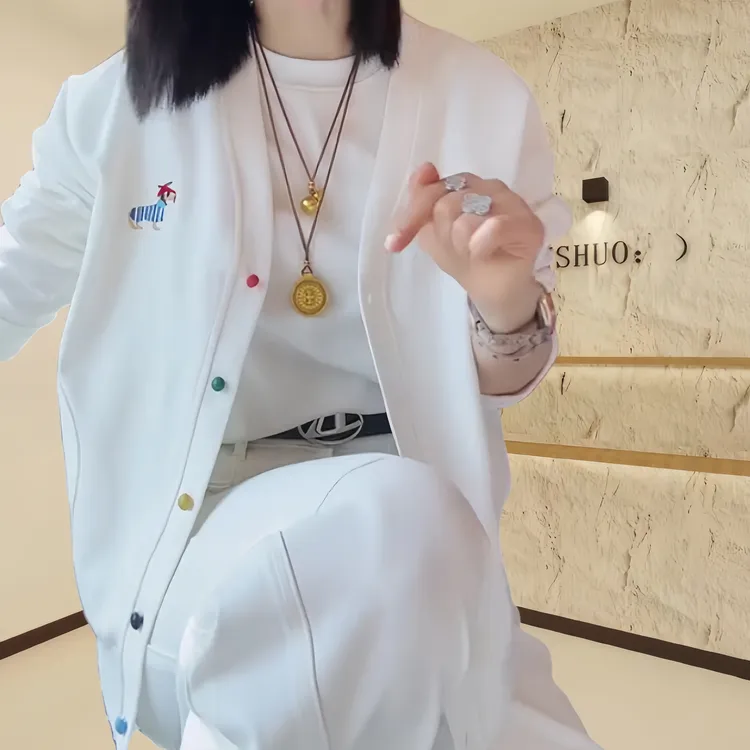 2025秋季新款简约精致外套女小狗刺绣宽松小个子百搭纽扣开衫上衣