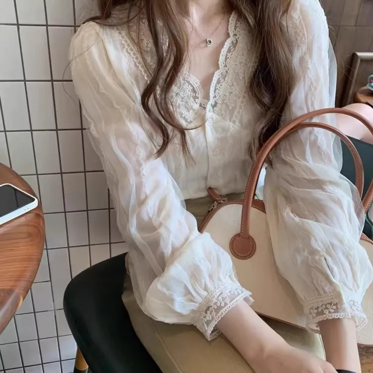 法式小众独特超好看上衣春装温柔洋气超仙蕾丝衫内搭V领衬衫长袖