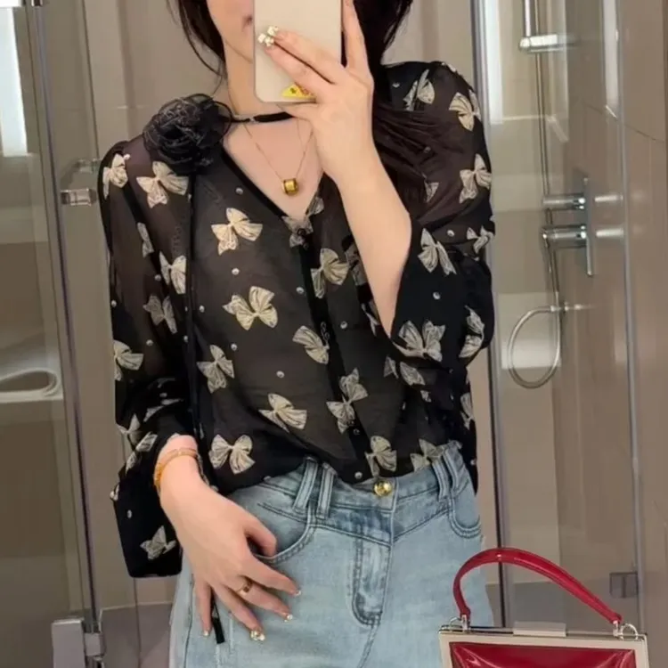 蝴蝶印花V领飘带设计感气质小衫女2025新款夏季ins潮防晒长袖衬衣
