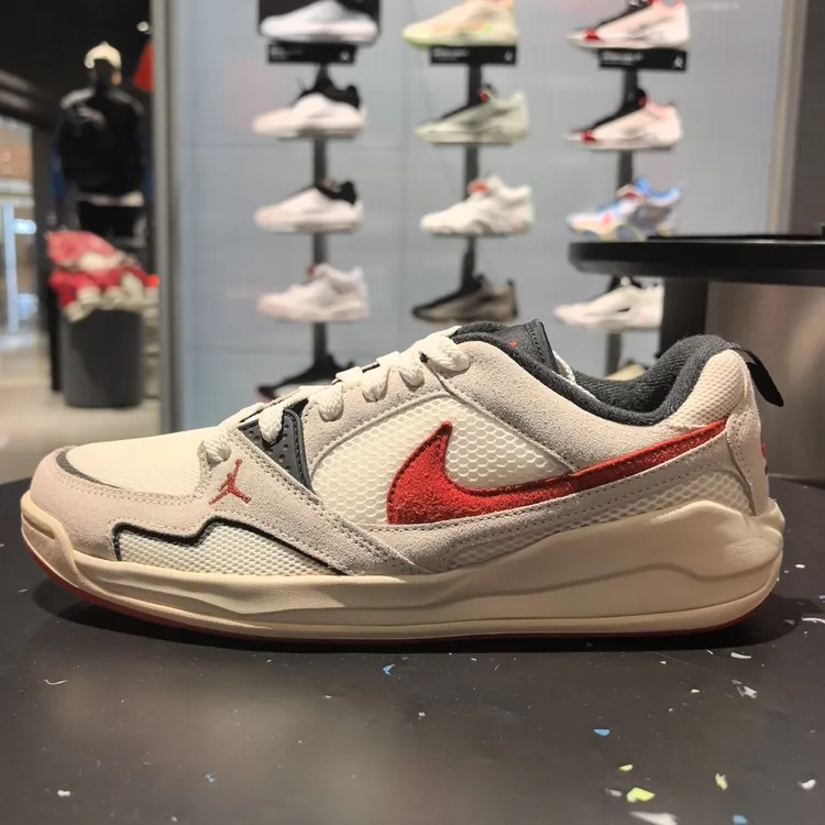 NIKE耐克男子流光风白红CMFT舒释鞋休闲鞋HJ6777-101