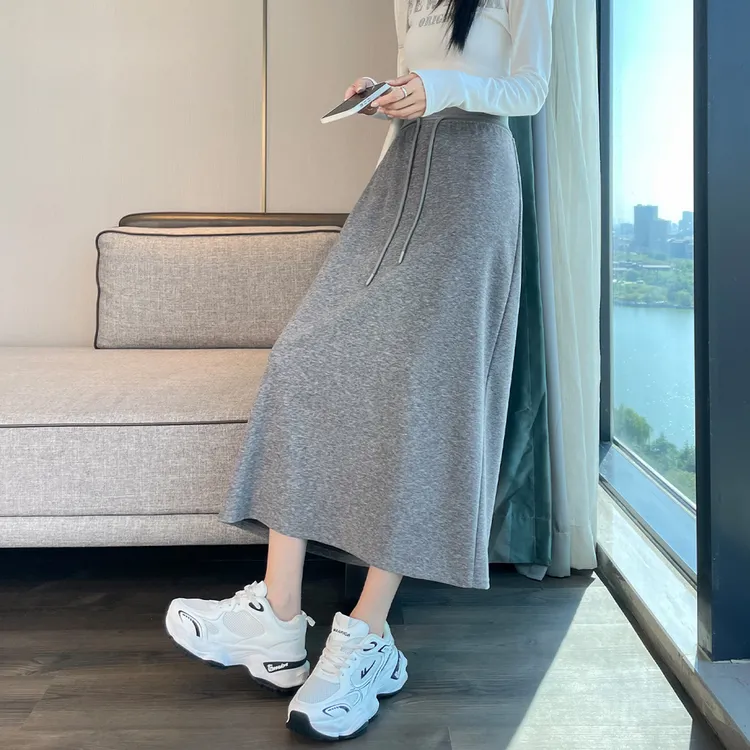 灰色运动半身裙女2025春秋新款柔软高腰显瘦a字开叉中长款伞裙子