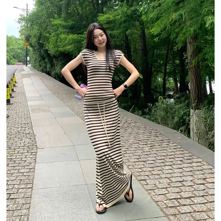 卡布奇诺休闲简约慵懒风条纹U领短袖两件套女