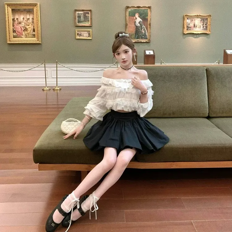 韩系甜美少女2025夏季新款蕾丝花边花苞一字肩白色上衣配蓬蓬短裙