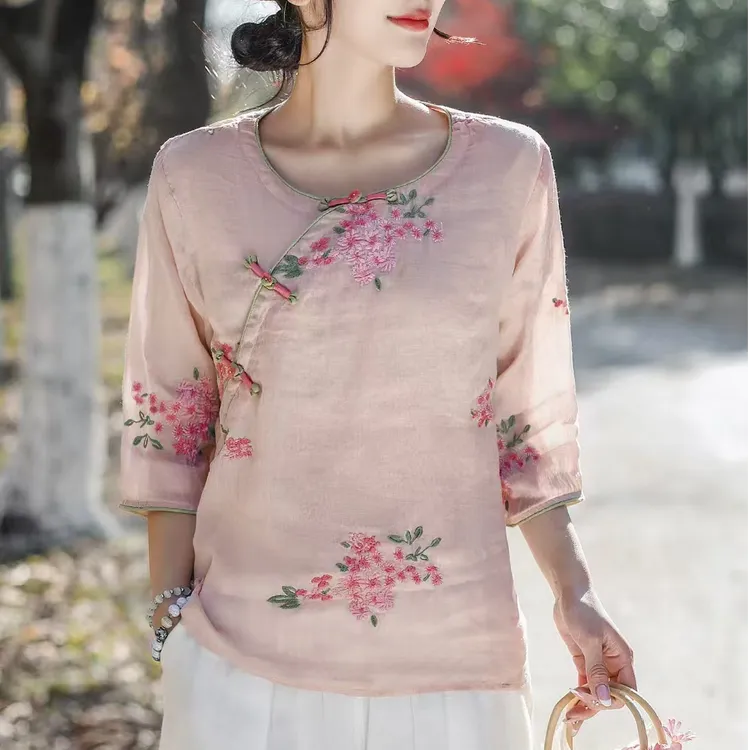 一一家2025夏季新款复古圆领斜襟盘口轻薄苎麻重工刺绣百搭茶服