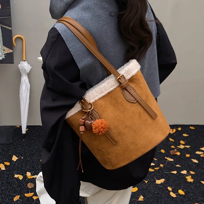 大容量复古磨砂水桶包女2025秋冬新款毛绒通勤单肩包高级感托特包