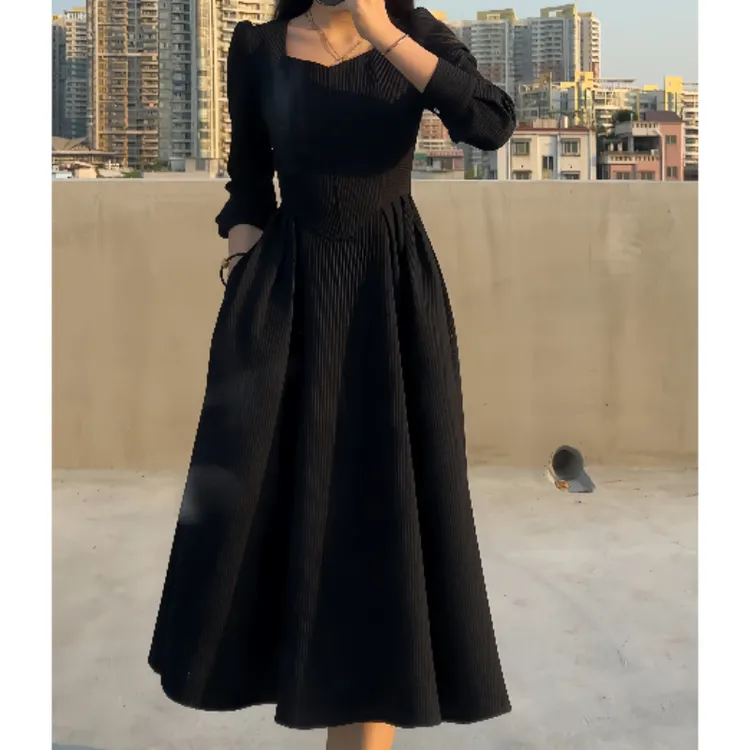 法式赫本风长袖黑色连衣裙早秋气质风收腰显瘦百搭休闲方领小黑裙